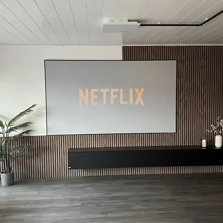 Apartment Geräumiges Mit Xxl Leinwand I Parkplatz I Wifi *
