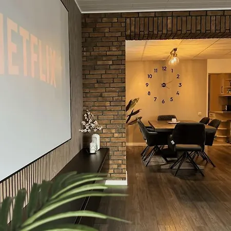 Geraeumiges Mit Xxl Leinwand I Parkplatz I Wifi アパート ボーフム