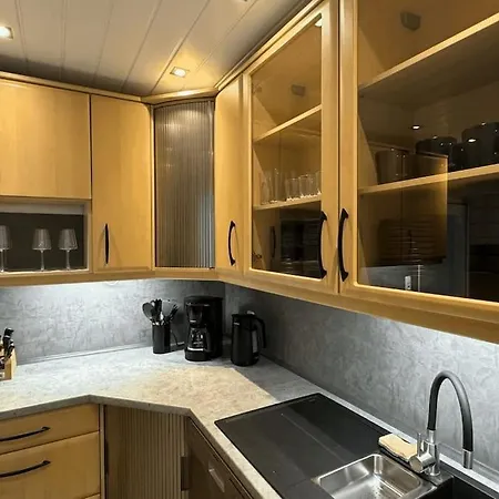 Geraeumiges Mit Xxl Leinwand I Parkplatz I Wifi