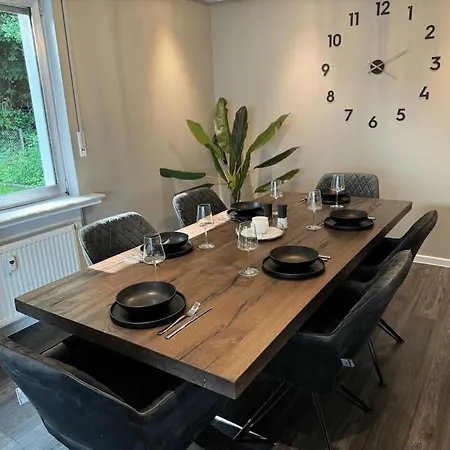 Appartement Geraeumiges Mit Xxl Leinwand I Parkplatz I Wifi *