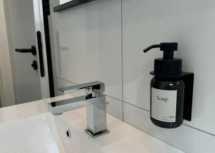 Geraeumiges Mit Xxl Leinwand I Parkplatz I Wifi * ボーフム