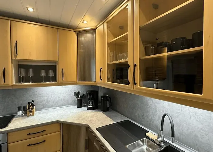 Geraeumiges Mit Xxl Leinwand I Parkplatz I Wifi