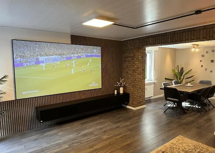 Appartement Geraeumiges Mit Xxl Leinwand I Parkplatz I Wifi *