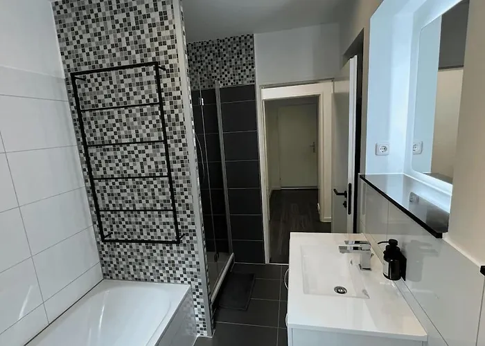 Appartement Geraeumiges Mit Xxl Leinwand I Parkplatz I Wifi Bochum