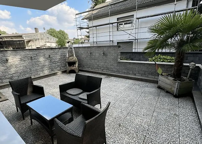 Geraeumiges Mit Xxl Leinwand I Parkplatz I Wifi